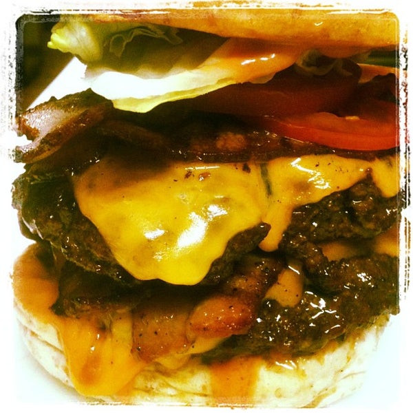 Das Foto wurde bei Burger Brats von Raza J am 8/18/2012 aufgenommen