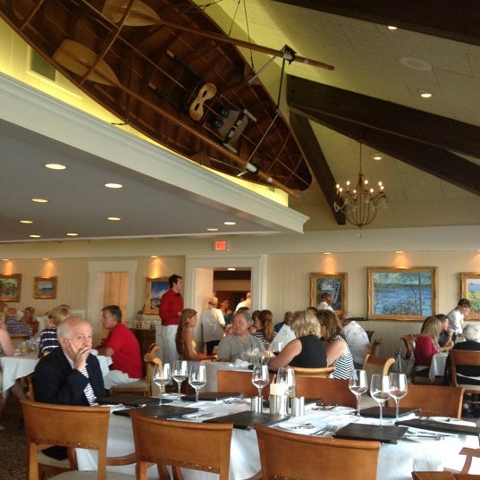 Снимок сделан в Stafford&#39;s Pier Restaurant пользователем Samuel D. 7/5/2012