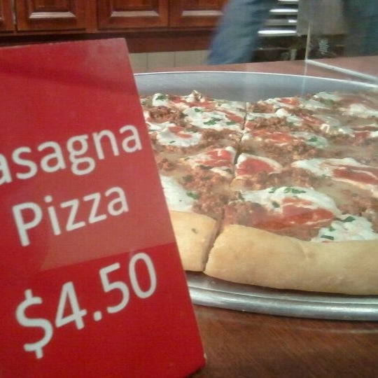 2/3/2012에 Joshua D.님이 Panino&#39;s Pizza &amp; Grill에서 찍은 사진