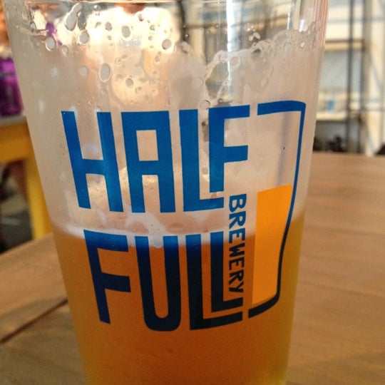 รูปภาพถ่ายที่ Half Full Brewery โดย Sam M. เมื่อ 9/8/2012