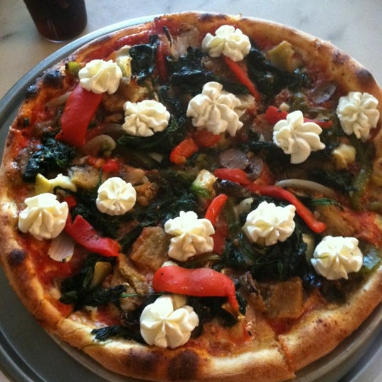 Снимок сделан в Luna Pizza - West Hartford пользователем Daina 7/21/2012