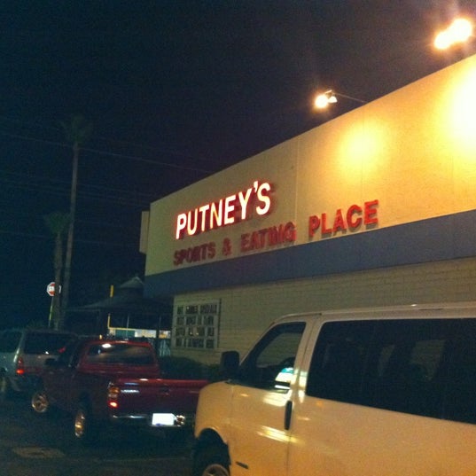 7/6/2012에 Aaron T.님이 Putney&#39;s Pitstop Sports Bar and Grill에서 찍은 사진