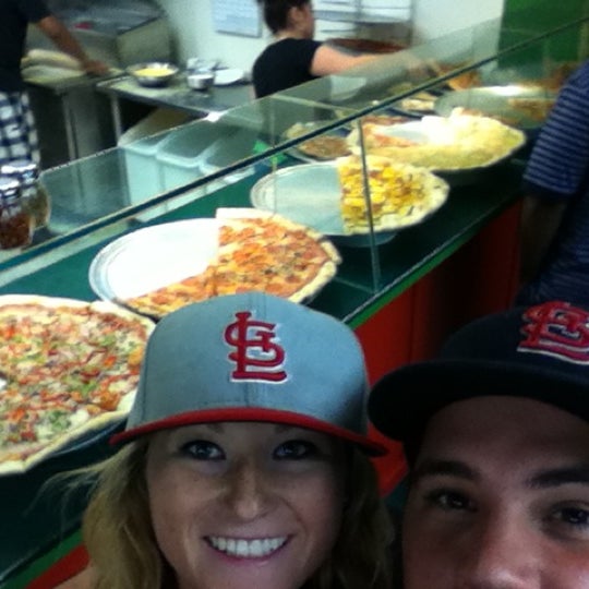 5/10/2012にRyan M.がSlices Pizzaで撮った写真