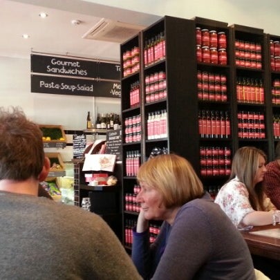 รูปภาพถ่ายที่ The Bitton Café and Grocer โดย Nek O. เมื่อ 7/1/2012