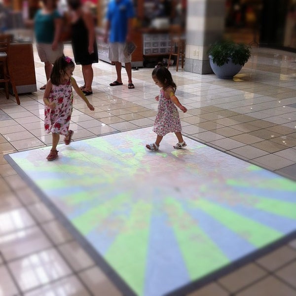 Das Foto wurde bei St. Clair Square Mall von Jared B. am 6/30/2012 aufgenommen