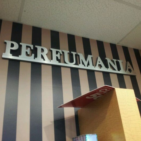 Perfumania to close 64 stores, blames declining mall traffic for