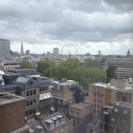 รูปภาพถ่ายที่ The Cavendish London โดย Myles T. เมื่อ 6/16/2012