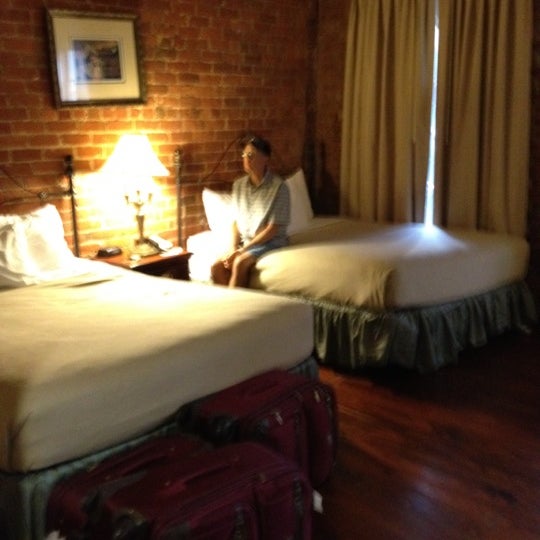 Das Foto wurde bei The Ambassador Hotel von Connie E. am 5/24/2012 aufgenommen