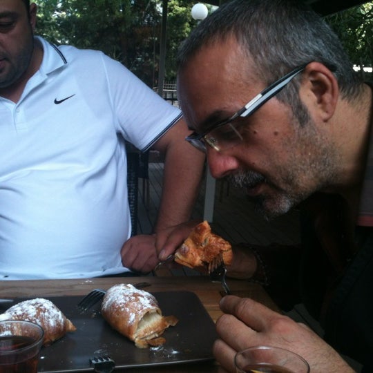 รูปภาพถ่ายที่ Focaccia Cafe &amp; Restaurant โดย Burçin K. เมื่อ 9/9/2012