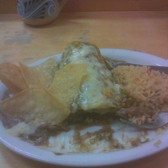 Снимок сделан в Dos Burritos Mexican Restaurant пользователем Louis R. 3/1/2012