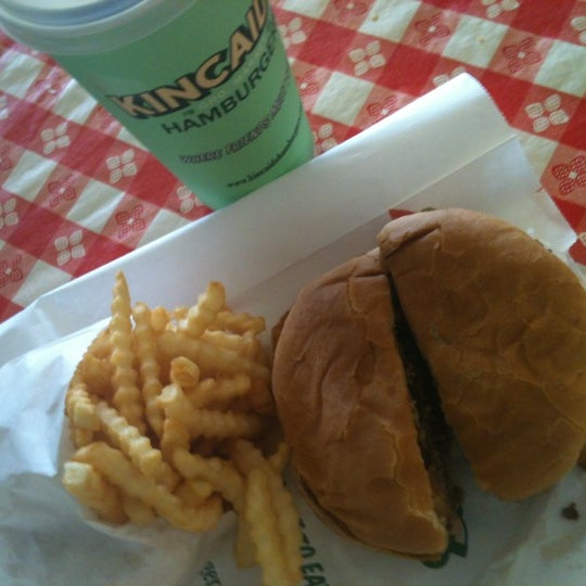 Снимок сделан в Kincaid&#39;s Hamburgers пользователем Frances M. 4/1/2012