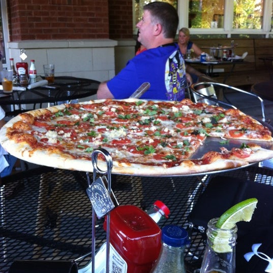 Foto diambil di Ruckus Pizza, Pasta &amp; Spirits oleh Sara M. pada 6/27/2012