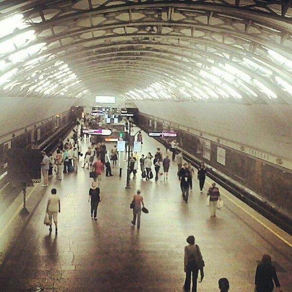 Метро садовая санкт петербург. Станция метро Садовая. Станция Садовая Петербург. Метро Садовая фото.
