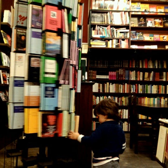 Снимок сделан в Librería El Virrey пользователем Raúl V. 8/11/2012