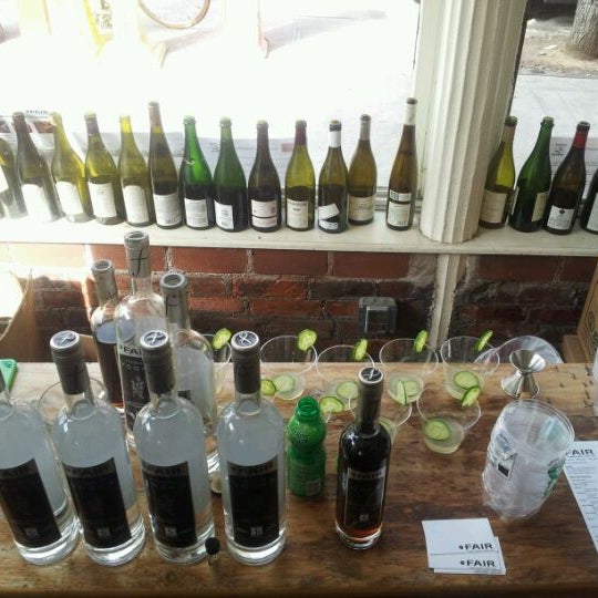 รูปภาพถ่ายที่ UVA Wines &amp; Spirits โดย François S. เมื่อ 4/28/2012