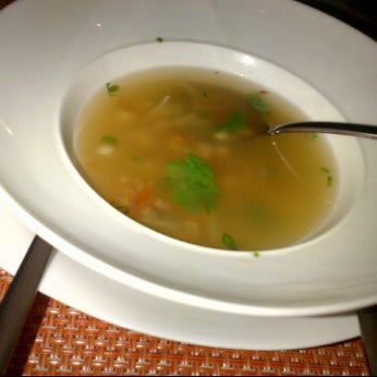 Das Foto wurde bei Angar Restaurant von Nouf.A.S am 3/24/2012 aufgenommen