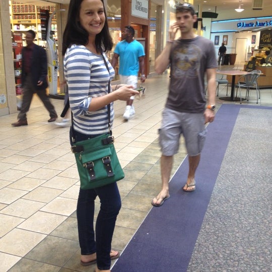8/19/2012 tarihinde elizziyaretçi tarafından Brunswick Square Mall'de çekilen fotoğraf