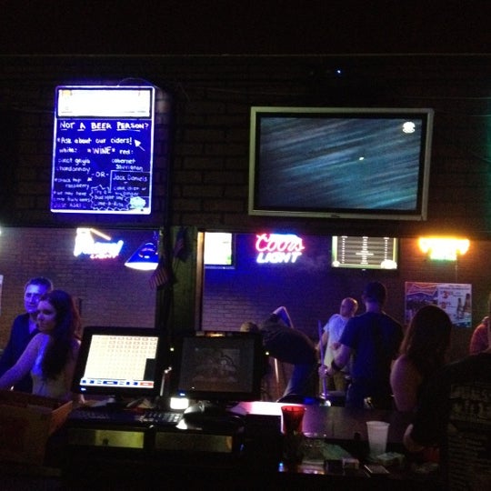 รูปภาพถ่ายที่ Burton&#39;s Bar โดย Katie เมื่อ 8/11/2012