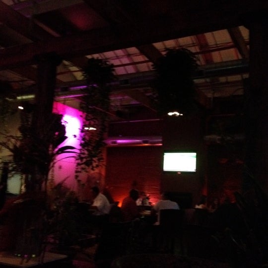Foto tirada no(a) Copia Restaurant &amp; Wine Garden por Kstizzle em 6/17/2012