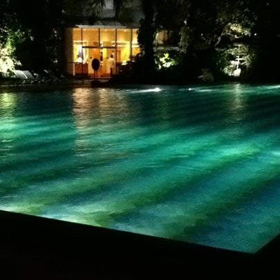 Das Foto wurde bei Poolside - Hotel Mulia Senayan, Jakarta von Artid J. am 7/4/2012 aufgenommen