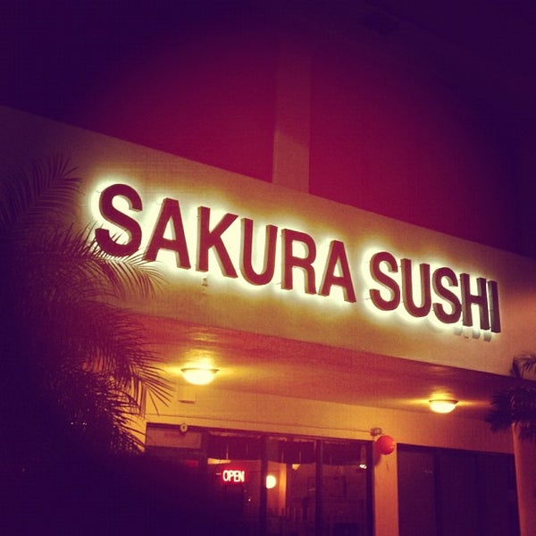Foto tirada no(a) Sakura Sushi Japanese Restaurant por Jahanzaib M. em 9/3/2012