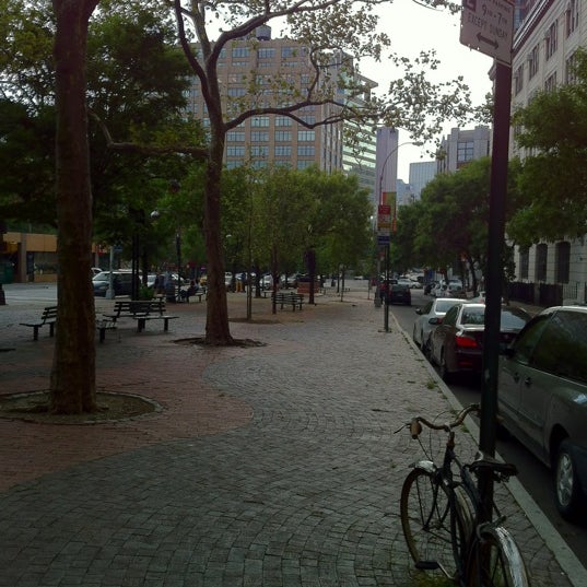 รูปภาพถ่ายที่ SoHo Square Park โดย Anthony L. เมื่อ 7/29/2012