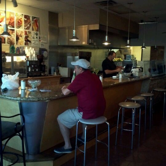 Foto tomada en La Pergola Cafe  por NESTOR N. el 3/6/2012