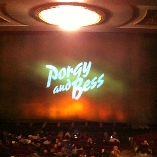 รูปภาพถ่ายที่ Porgy &amp; Bess on Broadway โดย Candace M. เมื่อ 4/7/2012
