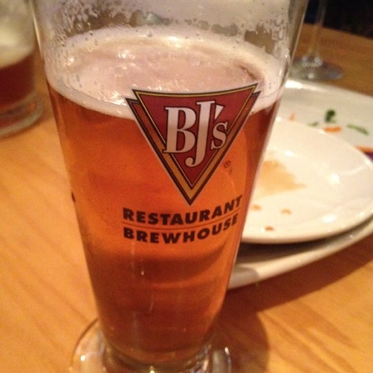 Photo taken at BJ&#39;s Restaurant &amp; Brewhouse by Ricky H. on 7/2/2012