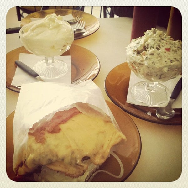 รูปภาพถ่ายที่ Joca&#39;s Burger โดย Adultfood C. เมื่อ 5/17/2012