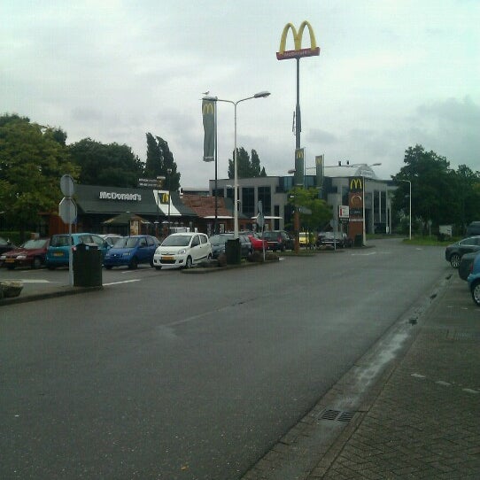 รูปภาพถ่ายที่ McDonald&#39;s โดย Vera J. เมื่อ 7/14/2012