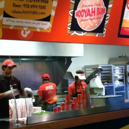 Foto tirada no(a) MOOYAH Burgers, Fries &amp; Shakes por Ryan C. em 3/5/2012