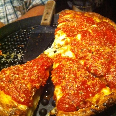 Photo taken at Klávon&#39;s Pizzeria &amp; Pub by Chad P. on 8/13/2012