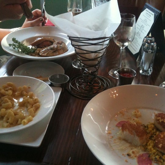 รูปภาพถ่ายที่ eleven plates &amp; wine โดย Krista C. เมื่อ 7/16/2012