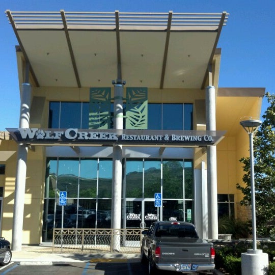 Foto scattata a Wolf Creek Restaurant &amp; Brewing Co. da Boy R. il 7/21/2012