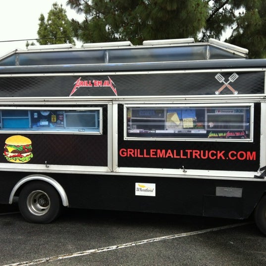 Снимок сделан в Grill &#39;Em All Truck пользователем John L. 4/26/2012