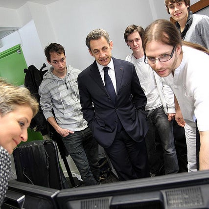 Visitant la start-up Melty.fr créée par d’anciens élèves de l’Epitech en 2008 et incubée sur le Campus numérique, Nicolas Sarkozy a défendu sa proposition d'une banque de la jeunesse (14 avril 2012)