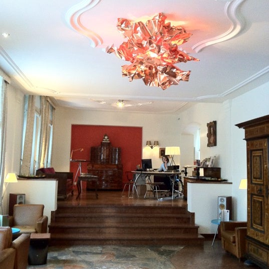 รูปภาพถ่ายที่ Hotel &amp; Villa Auersperg Salzburg โดย Alissa B. เมื่อ 8/11/2012