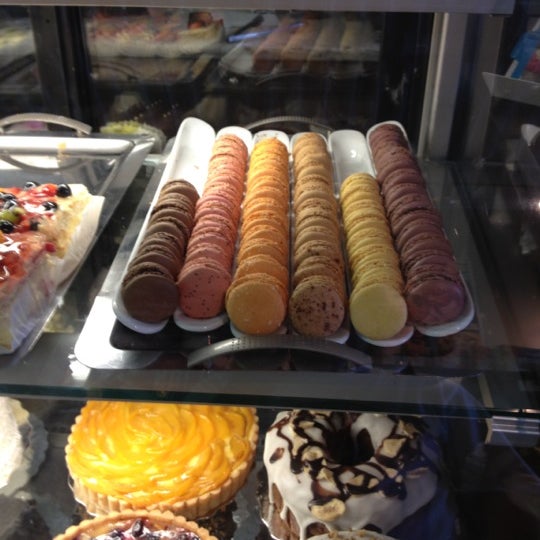 Foto diambil di Lamanna&#39;s Bakery, Cafe &amp; Fine Foods oleh Richard G. pada 5/25/2012