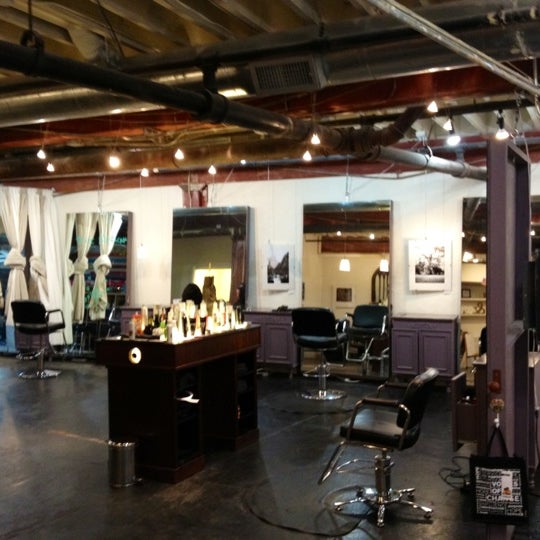 รูปภาพถ่ายที่ Melrose &amp; McQueen Salon โดย Davis A. เมื่อ 6/7/2012