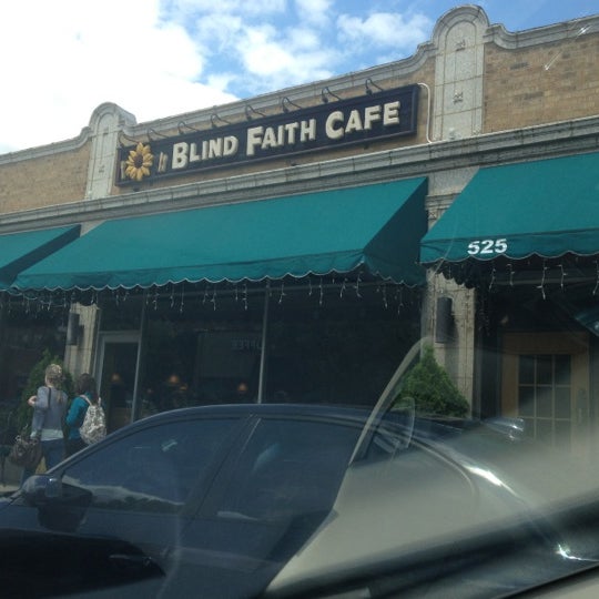 5/30/2012 tarihinde Tom T.ziyaretçi tarafından Blind Faith Cafe'de çekilen fotoğraf