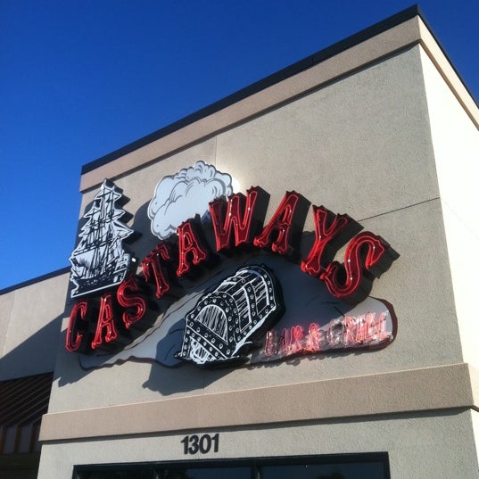 รูปภาพถ่ายที่ Castaways Bar &amp; Grill โดย Tom O. เมื่อ 6/17/2012