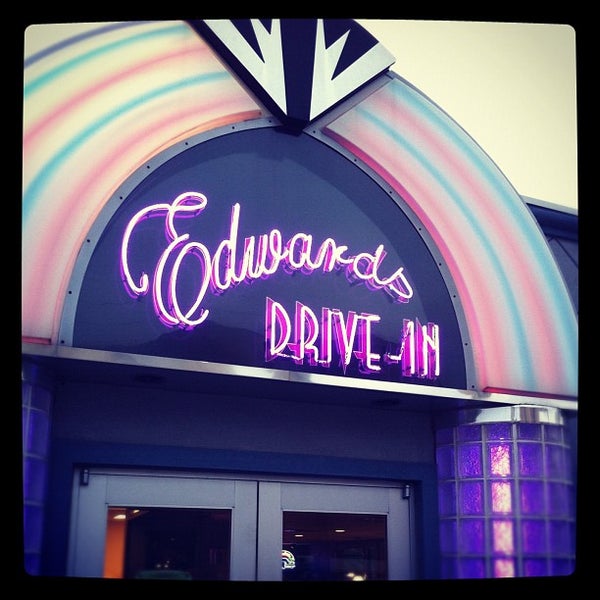 รูปภาพถ่ายที่ Edwards Drive-In Restaurant โดย Christopher G. เมื่อ 4/28/2012