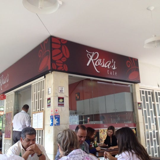 รูปภาพถ่ายที่ Rosa&#39;s Café โดย Antonio Carlos R. เมื่อ 8/13/2012