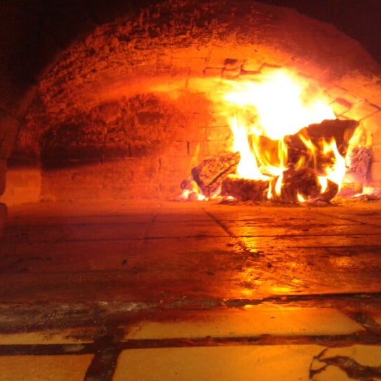 Photo taken at Restaurante Pizzeria 222 by Richard G. on 8/1/2012
