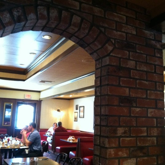 Foto diambil di Mimi&#39;s Cafe oleh Bill M. pada 5/2/2012