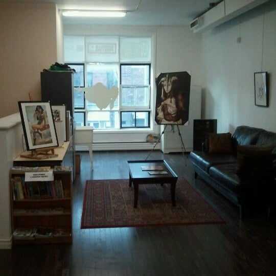รูปภาพถ่ายที่ The Comic Book Lounge + Gallery โดย Courtney E. เมื่อ 4/12/2012