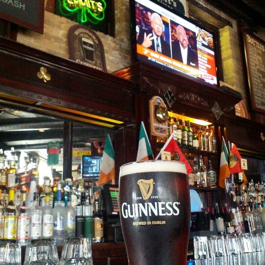 Foto tomada en Emmit&#39;s Irish Pub  por Brett L. el 7/6/2012
