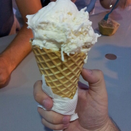 Photo taken at Henry&#39;s Homemade Ice Cream by Bo N. on 8/12/2012