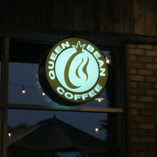 8/21/2012 tarihinde AJ H.ziyaretçi tarafından Queen Bean Caffe'de çekilen fotoğraf